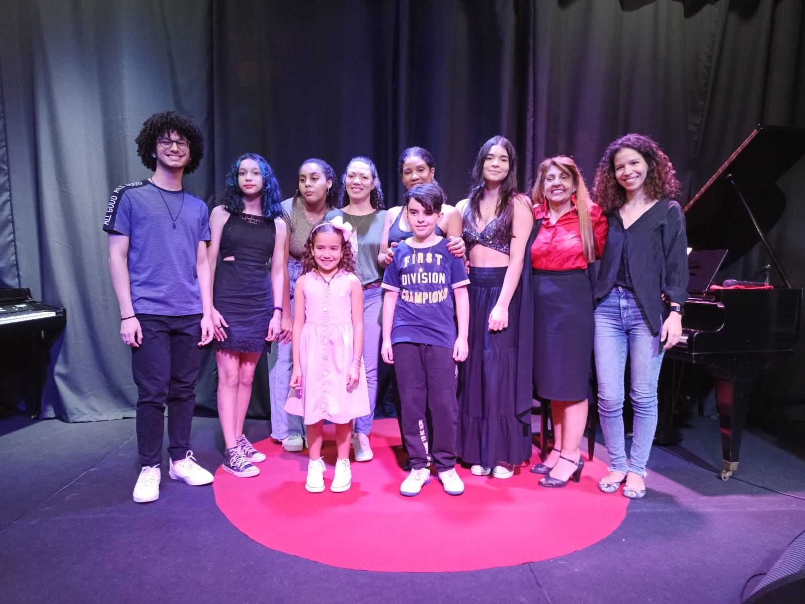 Alunos e professores na apresentação musical